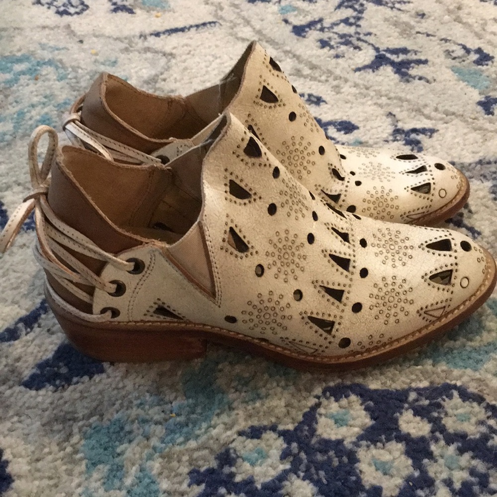 NWOB Never worn cream Coolway booties sz 6